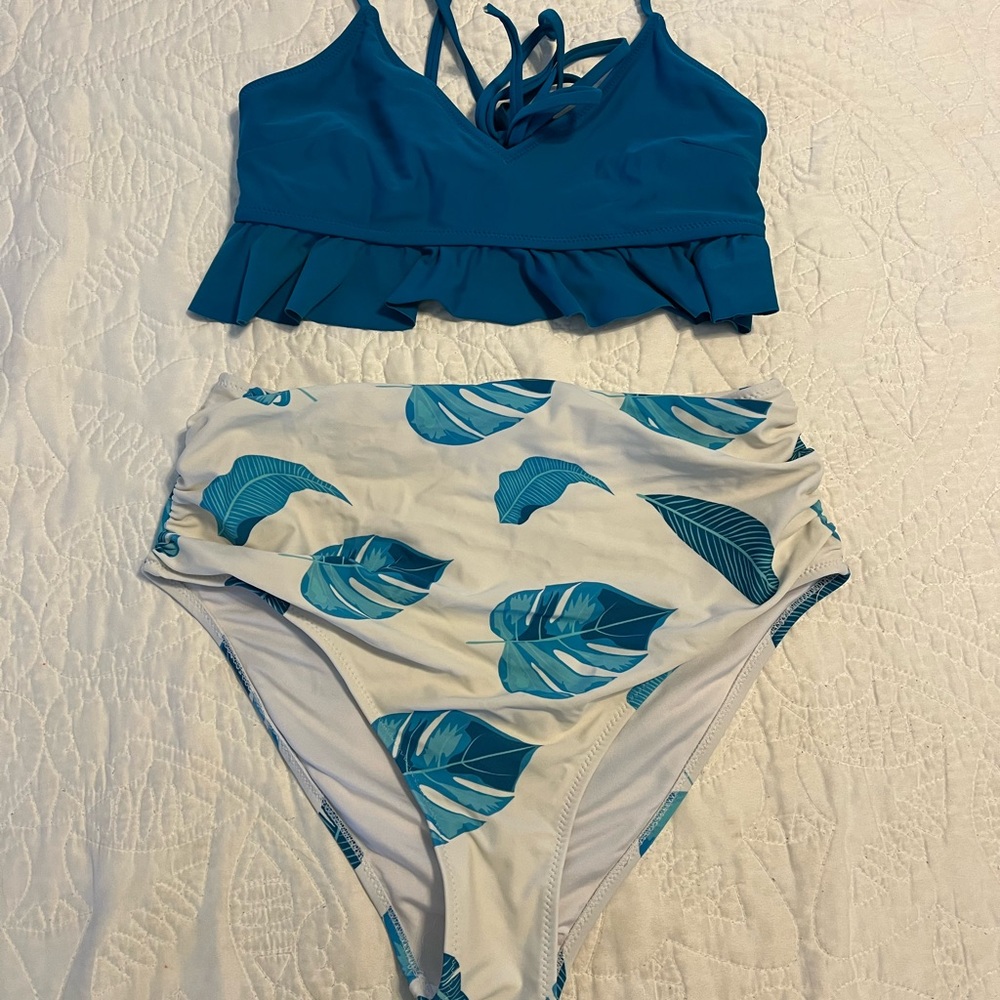 Cupshe palms swimming suit top size M and bottoms size L